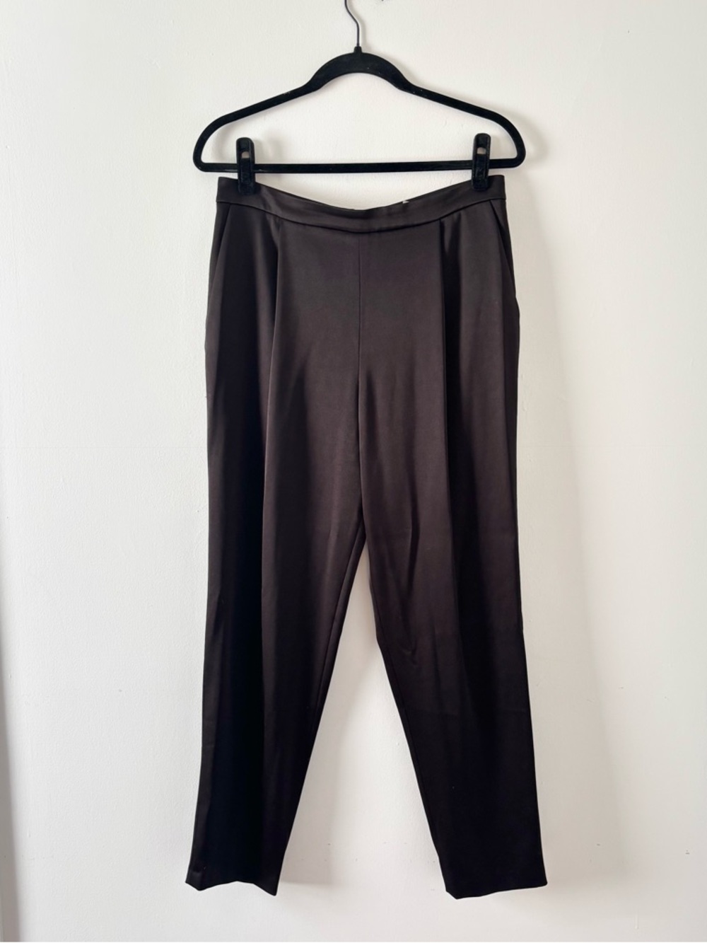 Alice + Olivia Tapered Slim Ankle Trouser Pants Back Zip Crop Satin Black